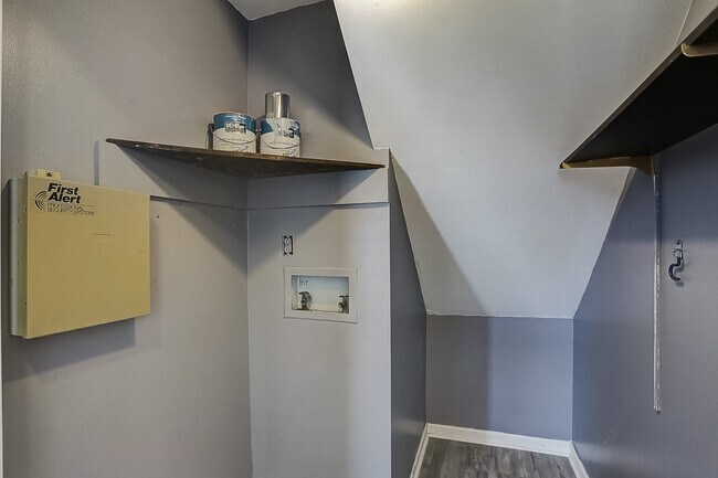 Building Photo - 200 Retreat Ct W