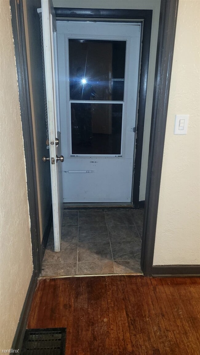 Building Photo - 2 br, 1 bath Townhome - 401 North Dewey St...