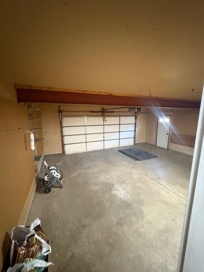 Building Photo - Beautiful Home in Peoria just off of University St. 3 Bedroom / 3.5 Bath