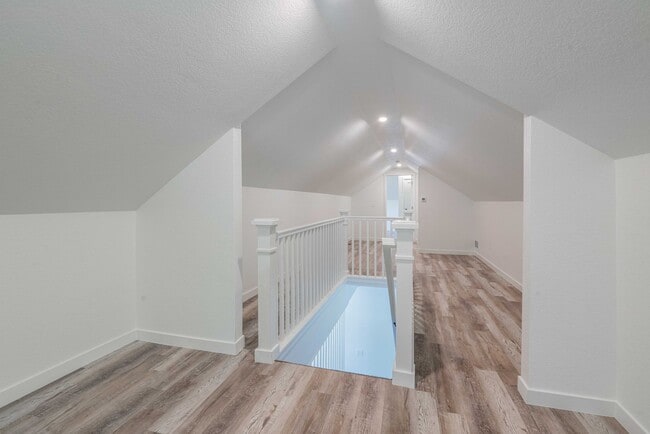 Building Photo - 5 bed 2 bath renovated home