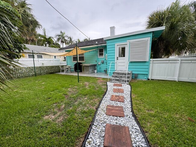 Building Photo - 305 N Lakeside Dr