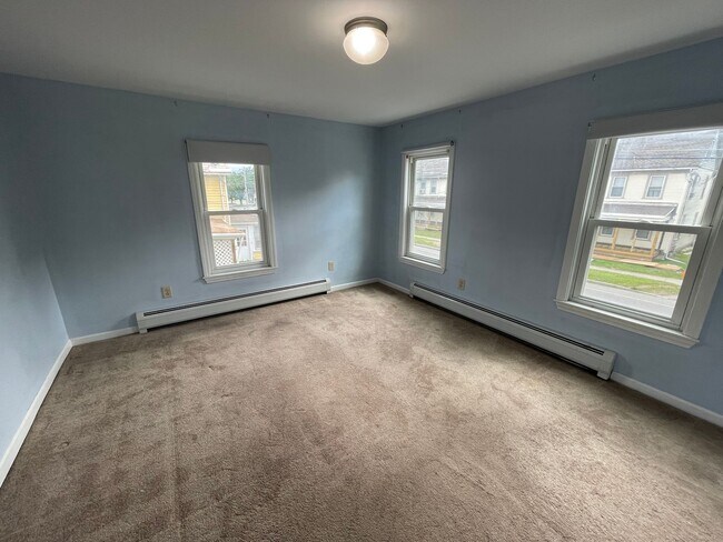 Building Photo - Spacious, two-story 3-bedroom apartment in Adams!