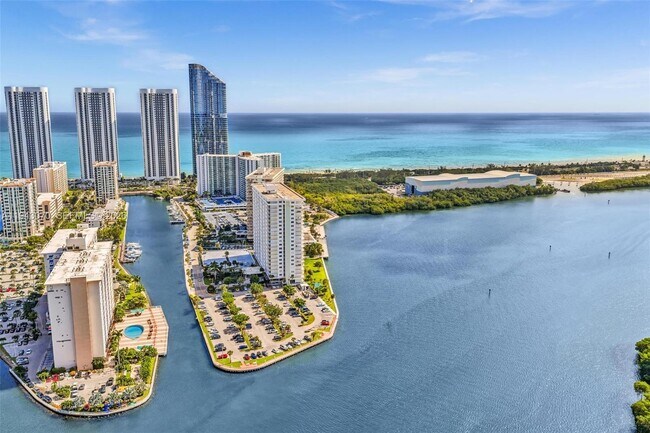 Building Photo - 500 Bayview Dr