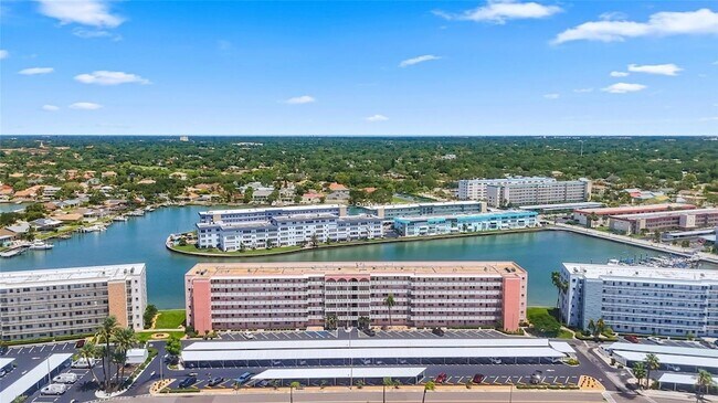 Building Photo - 6025 Shore Blvd S