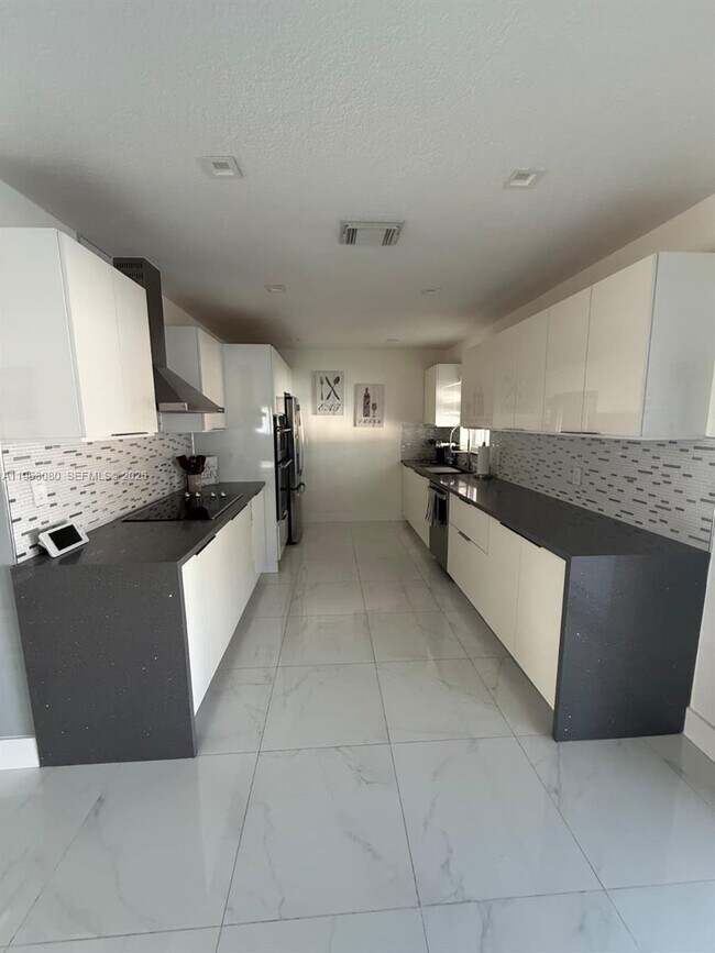 Building Photo - 9611 Jamaica Dr