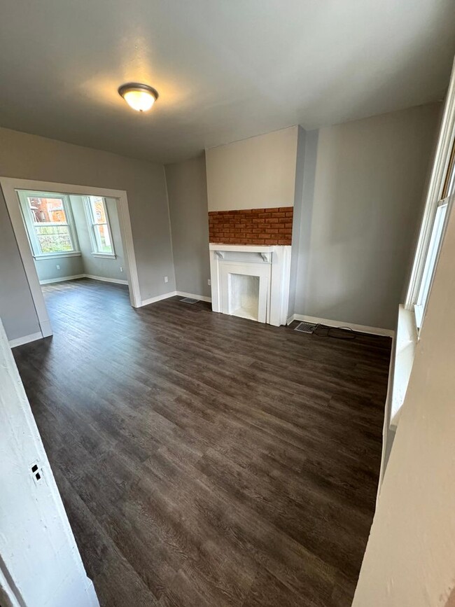 Building Photo - Lovely Two Bedroom Townhome with Fenced Yard