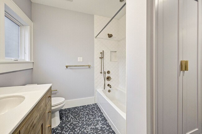 Building Photo - Completely renovated Heights historic bung...