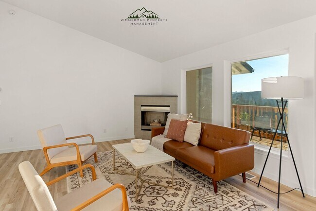 Building Photo - 4 bedroom 2.5 bathroom home with Panoramic views!