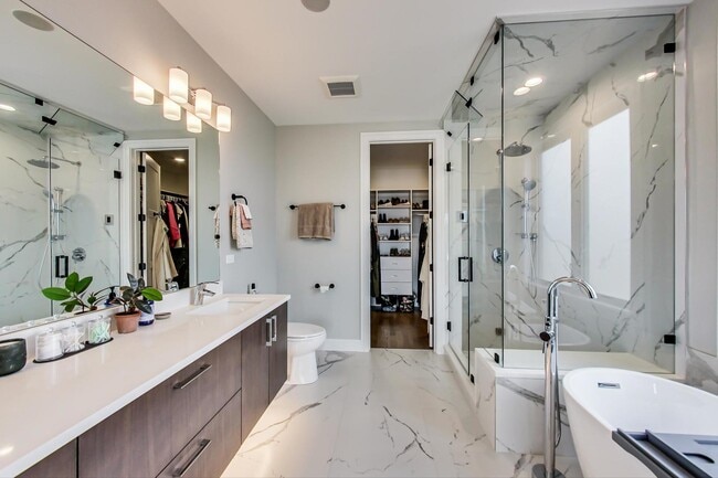 Building Photo - 2429 W Augusta Blvd