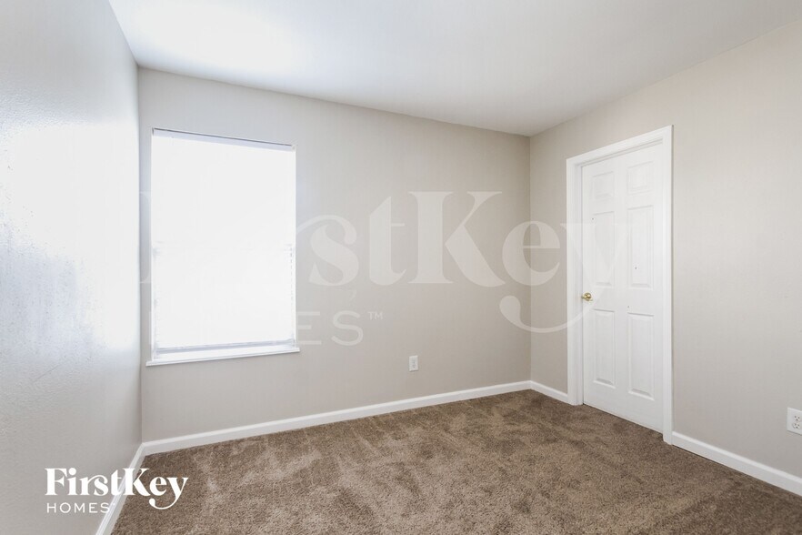 Building Photo - 2814 Rothe Ln