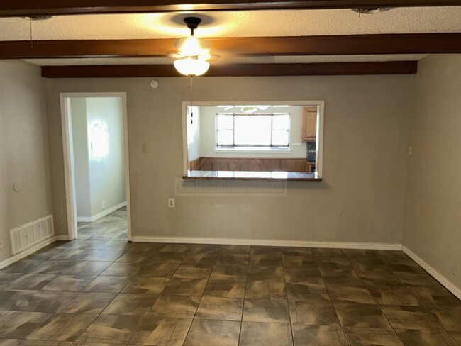Building Photo - 601 Sutton Dr