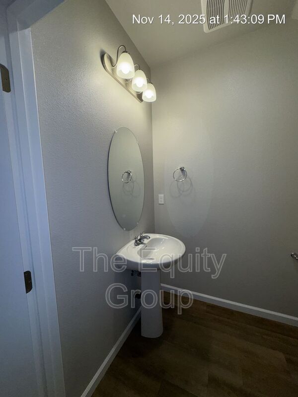 Building Photo - 418 S Summit St