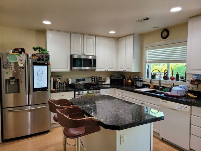 Building Photo - Snoqualmie home for rent - 3 bed, 2.5 bath, spacious loft.