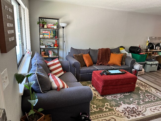 Building Photo - Available December! Cosy duplex in Potter Highlands!