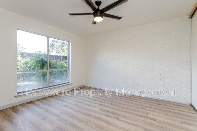 Building Photo - 2026 Via Ballena