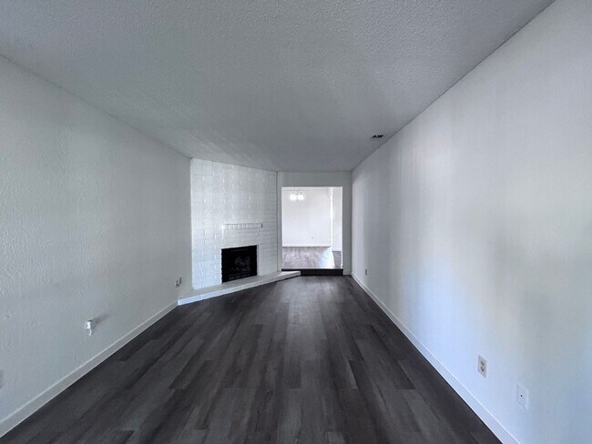 Building Photo - 1000-1002 Bell Street