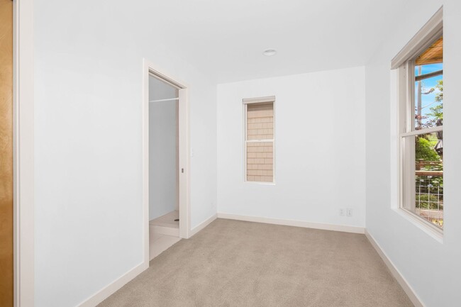 Building Photo - Stunning Townhome in the heart of Columbia...