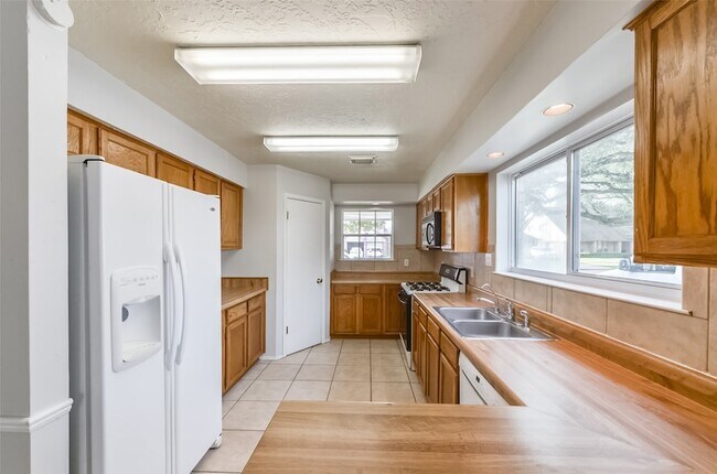 Building Photo - 16606 Burlcreek St