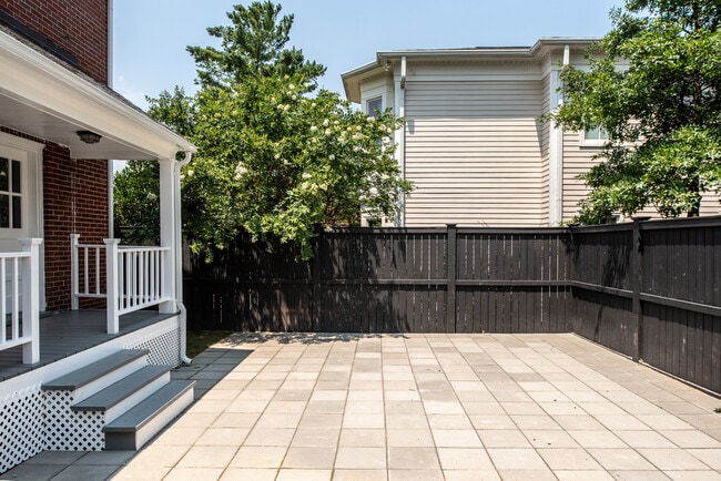 Common outdoor Patio - 819 Weedon St