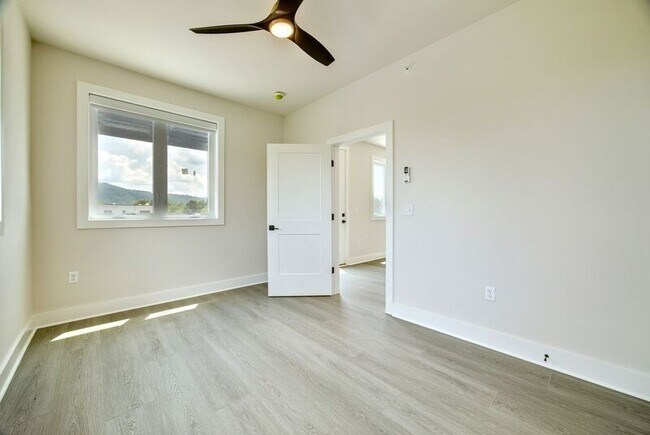 Building Photo - 930 Monticello Rd