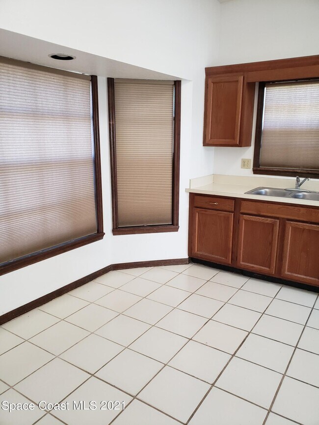 Building Photo - 2575 Palm Lake Dr