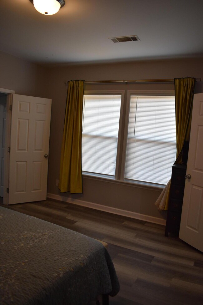 Building Photo - 103 1st St