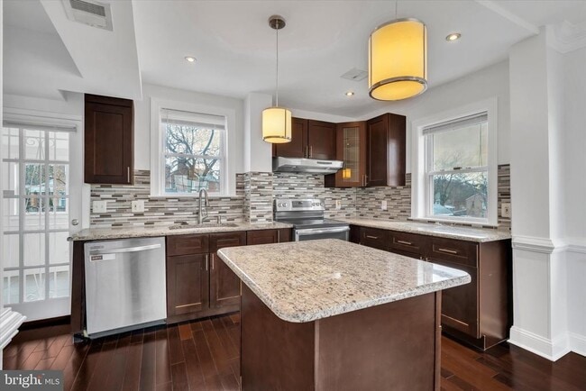 Building Photo - 1002 Chillum Rd