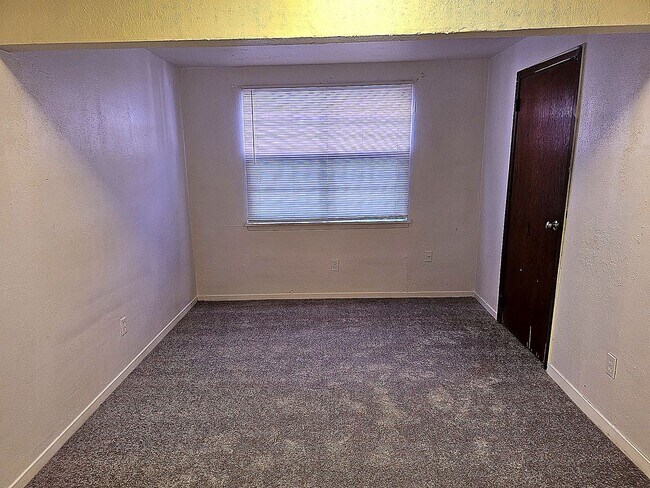 Building Photo - Cozy 4 Bedroom Home