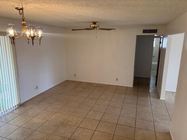 Building Photo - 4218 E Crescent Ave