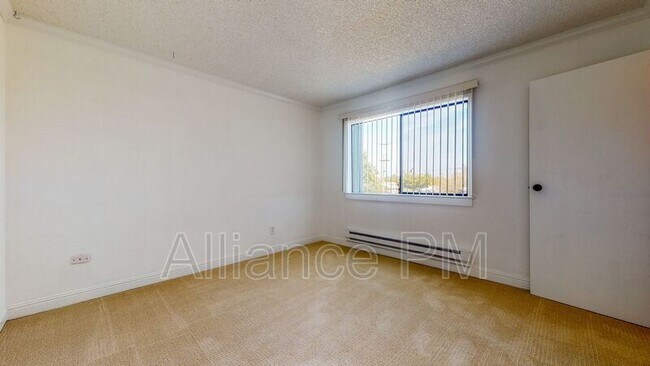 Building Photo - 221 College View Dr