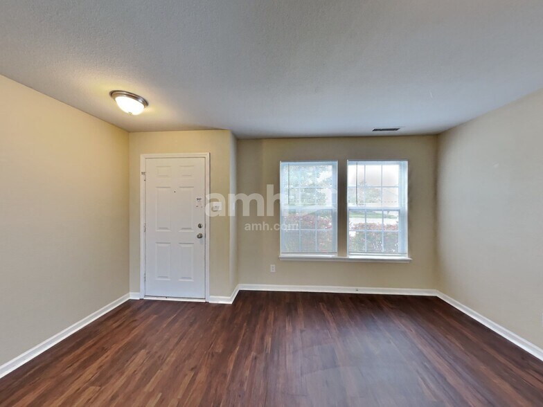 Building Photo - 1622 Carriage Cir