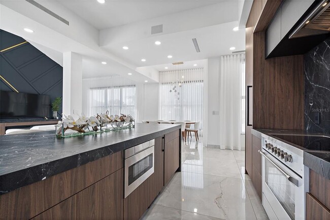 Building Photo - 585 Dolphin Ave SE