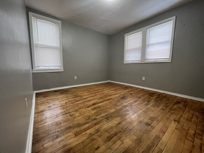 Building Photo - Cozy 3 Bedroom 1 Bathroom Duplex in Minneapolis!