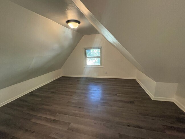 Building Photo - Stunning 5 Bedroom Home