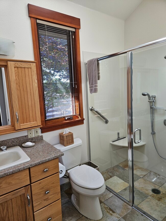 Building Photo - 1202 Meadowcrest Dr