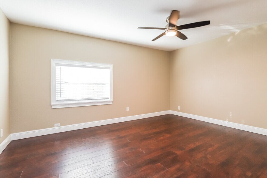 Building Photo - 10209 N Fleetwood Dr