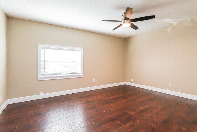 Building Photo - 10209 N Fleetwood Dr