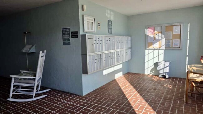 Building Photo - 701 Poinsettia Rd