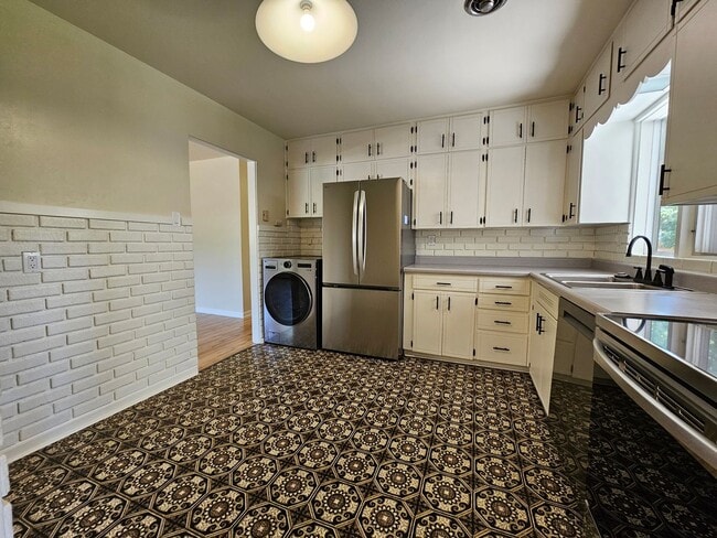 Building Photo - Charming 3-Bedroom Home Across from UCCS –...