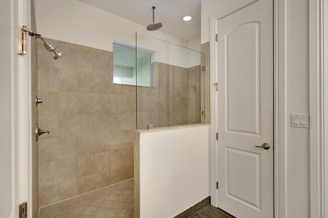 Building Photo - 100 NW 69th Cir