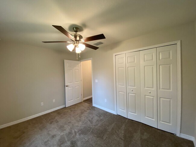 Building Photo - Custom Home - Desirable SE Ocala Neighborh...