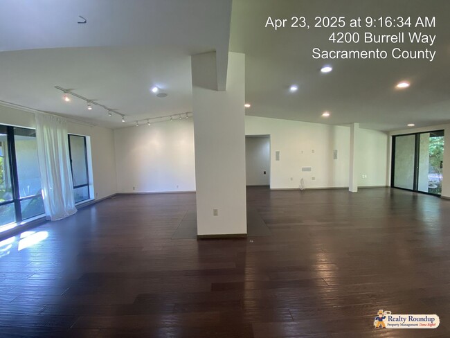 Building Photo - Sprawling Ranch with Open Floorplan & Exce...
