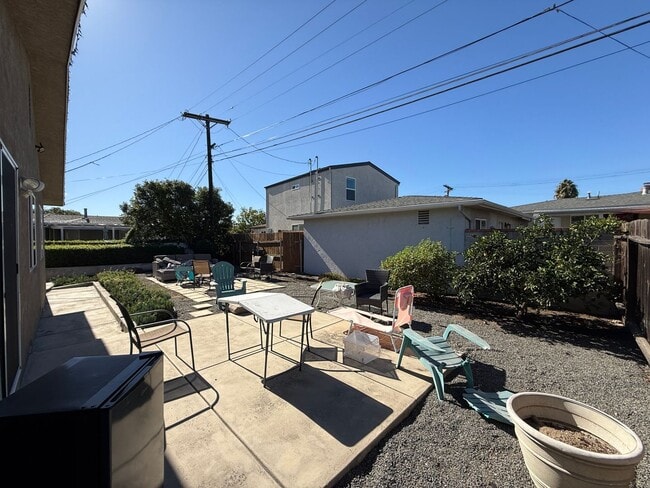 Building Photo - 5BD 3 BA with a Great Yard!