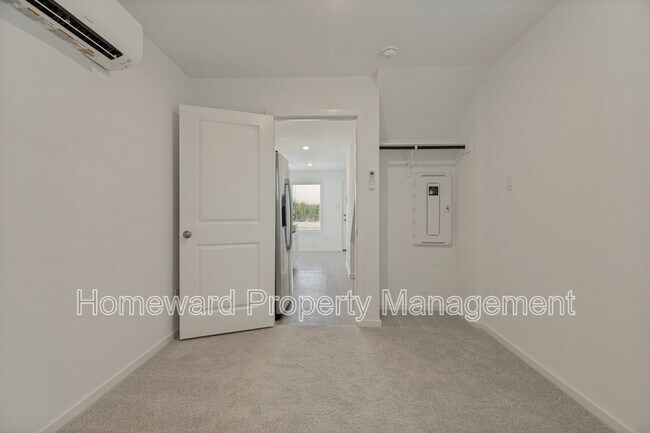 Building Photo - 1037 Bishop Creek Dr