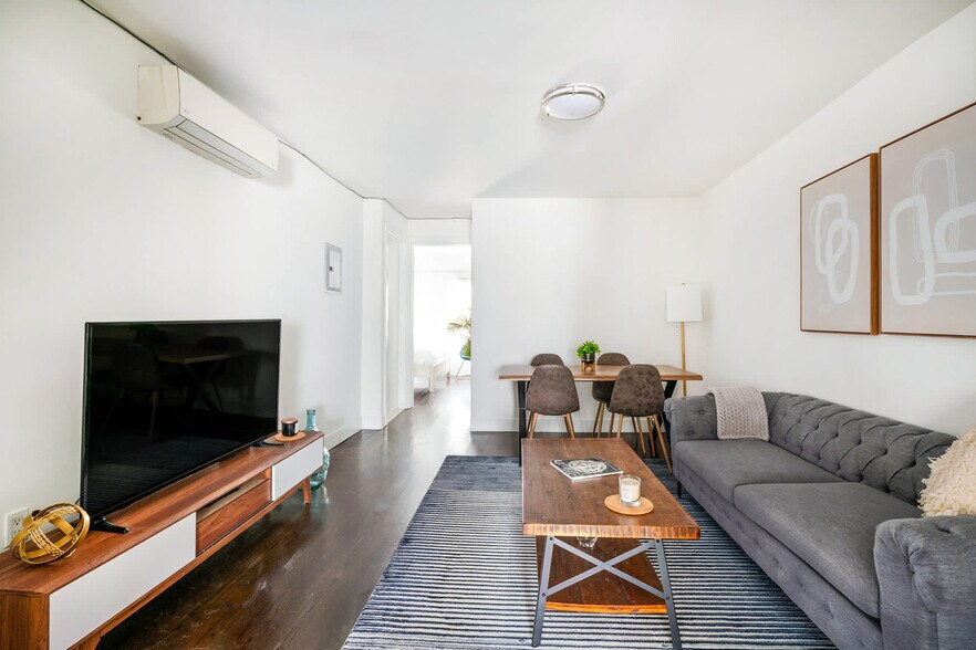 Building Photo - 359 W 39th St
