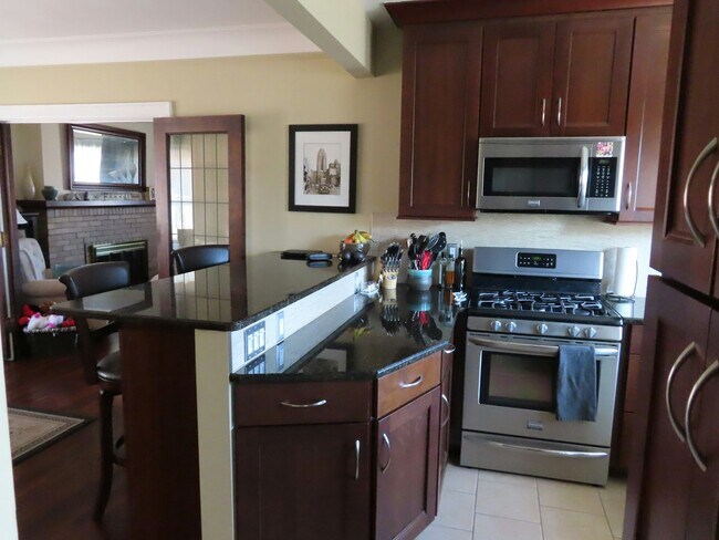 Building Photo - 1157 Beaconsfield Ave