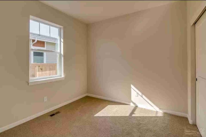 Building Photo - 629 NW Rimrock Dr