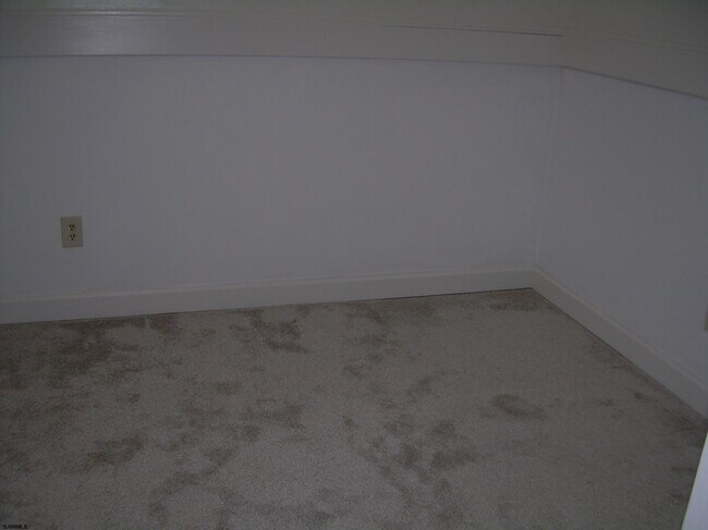 Building Photo - 303 Meadowbrook Dr