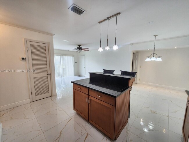 Building Photo - 160 Cypress Club Dr