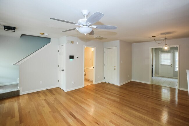 Building Photo - 2 Bedroom, 3 Bathroom Townhouse near Lake ...